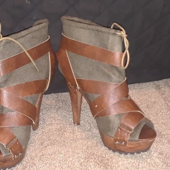 DOLLHOUSE   VIVIANNE CRISS CROSS OPEN TOE  Booties - Picture 1 of 4